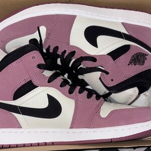 WOMENS AIR JORDAN 1 MID SE
Light mulberry/black